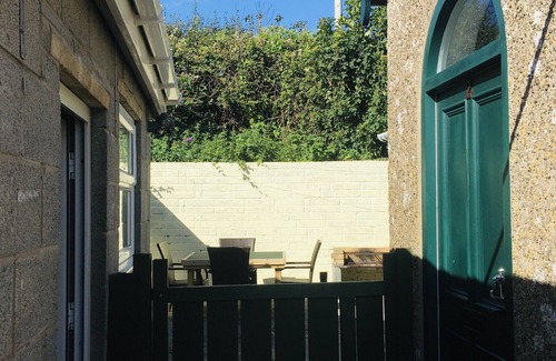 Castlemartin Cottage | On the coast path to Pembs Premier surf Beach and Pembroke castle