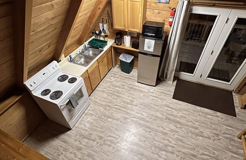Keslers Cross Lanes Cabin | On The Rocks Cabin-Hot Tub & Pet Friendly