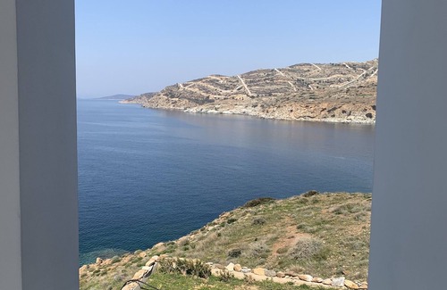 Karystos Apartment | "On the Rocks" - Cycladic beachfront apartment with spectacular views
