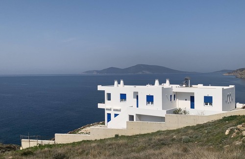Karystos Apartment | "On the Rocks" - Cycladic beachfront apartment with spectacular views