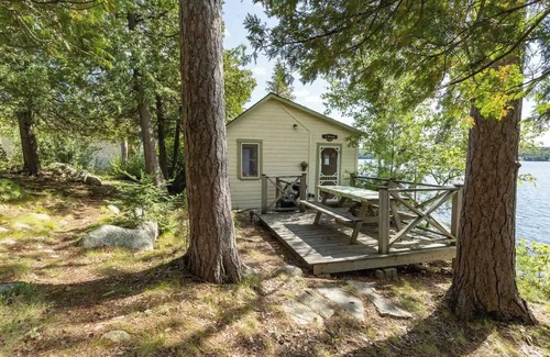 Burk's Falls Cottage | On the waters edge of Lake Cecebe Tranquility above Muskoka at Rockwynn Cottages