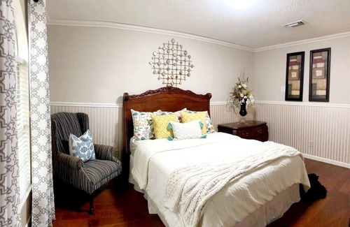 Wake Village House | On your visit to Texarcana Tx. Stay in this beautiful and spacious room.