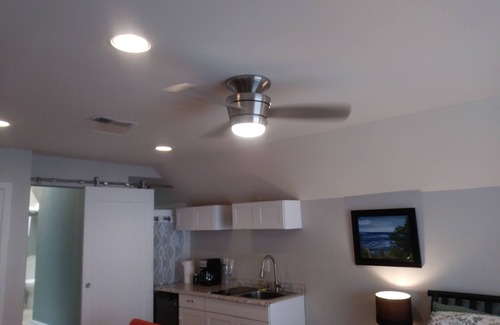 Mount Pleasant Apartment | One Bedroom And Nice Walk In Shower Close To The Beach Close To Isle