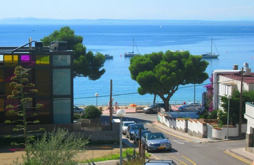 Almadraba-Canyelles Apartment | One-Bedroom Apartment Sea View located 50m from the beach.