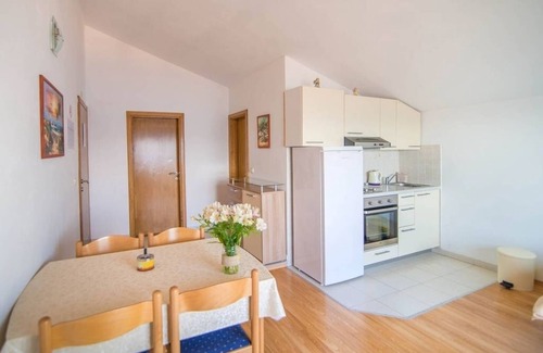 Dugi Rat Apartment | One bedroom apartment with terrace and sea view Mali Rat, Omiš (A-7482-a)