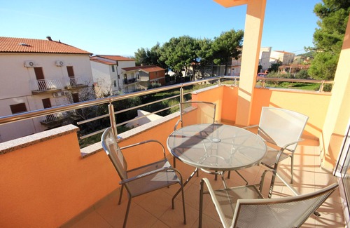 Duce Apartment | One bedroom apartment with terrace and sea view Duće, Omiš (A-9437-c)