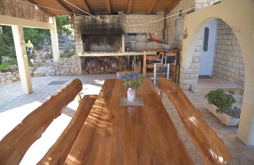 Milna Apartment | One bedroom apartment near beach Milna, Vis (A-8917-e)