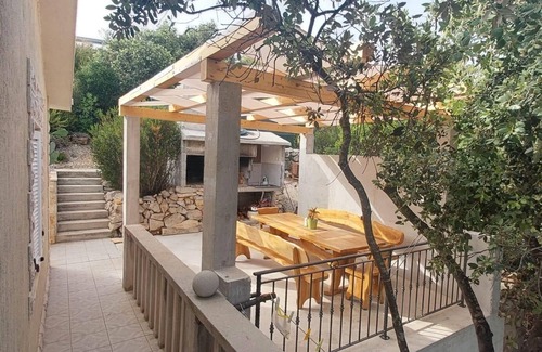 Milna Apartment | One bedroom apartment near beach Milna, Vis (A-8917-e)