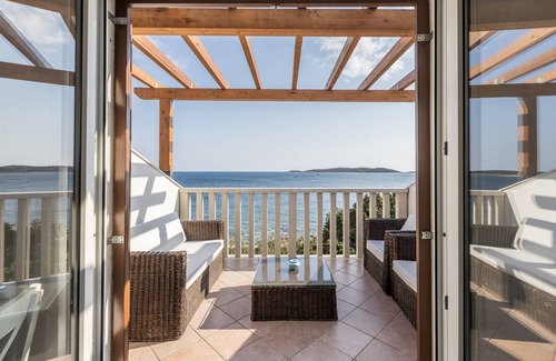 Milna Apartment | One bedroom apartment near beach Milna, Vis (A-8946-a)