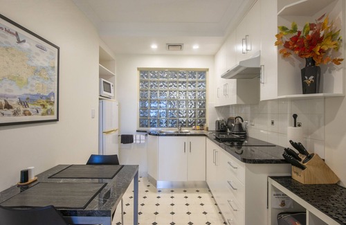Emu Bay Apartment | One Bedroom Apartment with Sea Views.