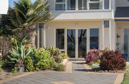 Emu Bay Apartment | One Bedroom Apartment with Sea Views.