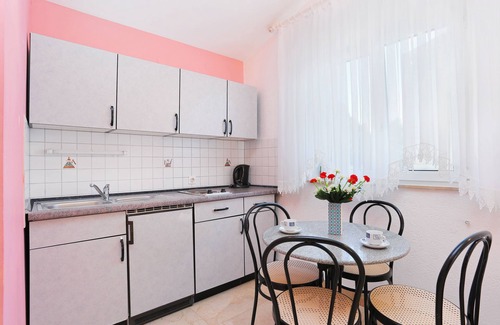 Marusici Apartment | One bedroom apartment with balcony and sea view Marušići, Omiš (A-18497-b)
