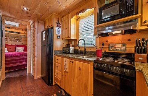 Asheville Cabin | One Bedroom Cabin 43 Acre Retreat Pets OK- Fenced, Private, Views, Internet