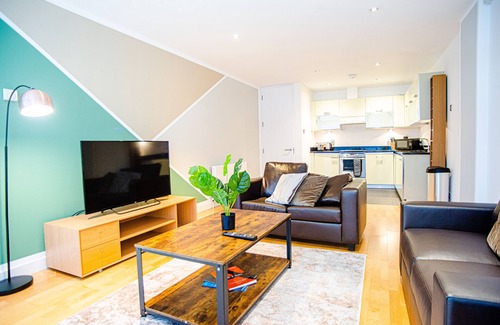 Farringdon Apartment | One Bedroom Flat in Farringdon with Balcony by MySquare