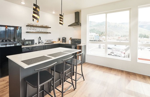 White Salmon Apartment | One-bedroom honeymoon penthouse, Mt Hood views, downtown White Salmon, suite 16