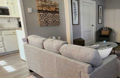 South Central House | One Bedroom House in Desirable Bush Park location
