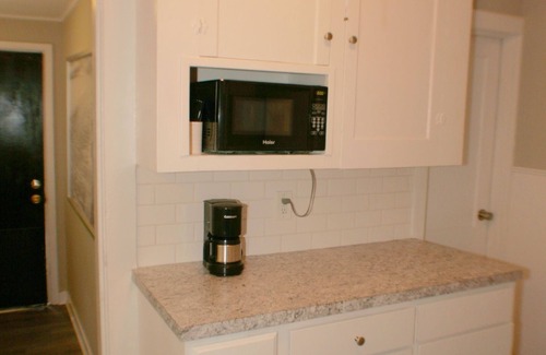 South Central House | One Bedroom House in Desirable Bush Park location