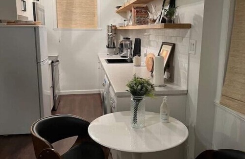 Hialeah Apartment | One bedroom in Kits with hot tub and city viewsnn