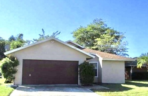 Poinciana House | One bedroom with designated parking space at Kissimmee