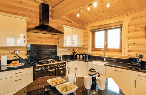 Woodbridge Ski Chalet | One double with en suite shower and one twin.