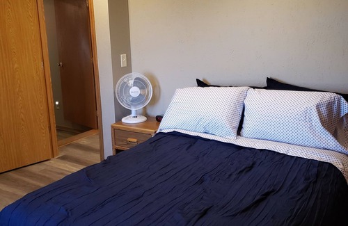 Aberdeen Cabin | One Mile from Airport! 3 Bedroom Lodge Sleeps 5 to 7