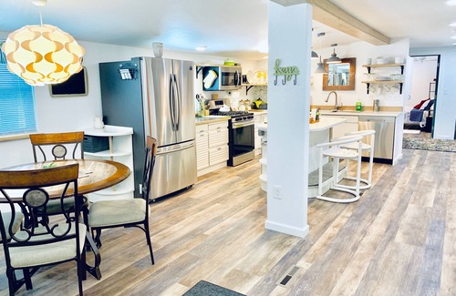 Soldotna House | ~One Mile from the Kenai River, Must See Retro Remodel, Modular Home~