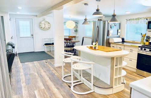 Soldotna House | ~One Mile from the Kenai River, Must See Retro Remodel, Modular Home~