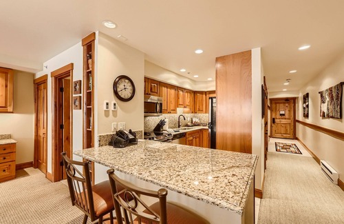 Vail Condo | One Minute Walk to Gondola & Born Free Lift - Diamond Rated, Heart of Lionshead