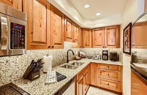 Vail Condo | One Minute Walk to Gondola & Born Free Lift - Diamond Rated, Heart of Lionshead