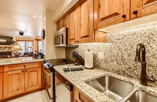 Vail Condo | One Minute Walk to Gondola & Born Free Lift - Diamond Rated, Heart of Lionshead