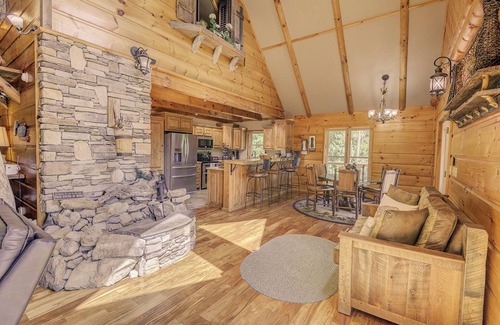 Butler Cabin | One of a kind Luxury Lakeside Treehouse at Watauga Lake