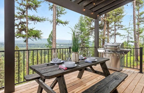 Polebridge Cabin | One of a kind views of Glacier National Park! Cascade Cabin at Thunderbird Ridge.