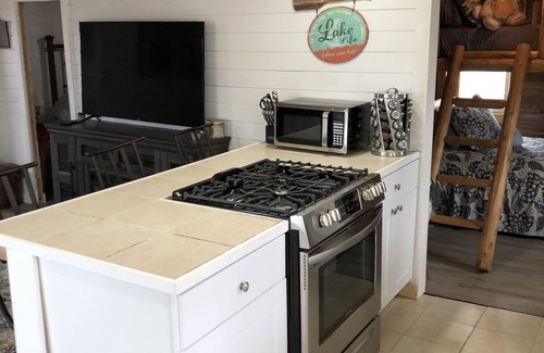 Houghton Lake Cabin | Only 200 feet from Lake. Fire Pit,Kayaks & Bikes included! Longer Stay Discounts