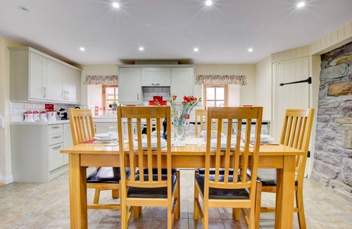 Trecastle House | Onnen Fawr Cottage - Two Bedroom House, Sleeps 6