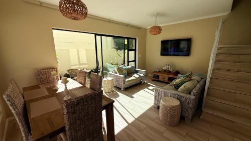 Onrus House | Onrus Holiday Home with Pool