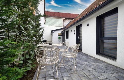 Three Oaks Apartment | Onyx Studios by Ben Apartments Near City Center