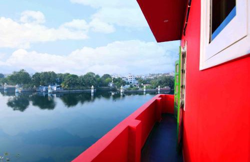 Lake Swaroop Sagar House | Oolala - Your lake house in the center of Udaipur