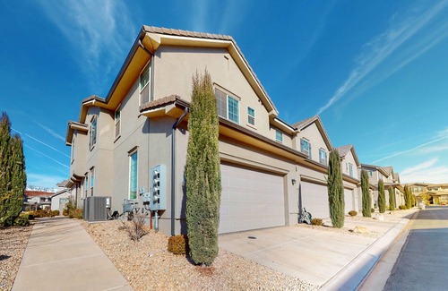 Sienna Hills House | Open-concept townhome with grill, pool, tennis court, & central AC