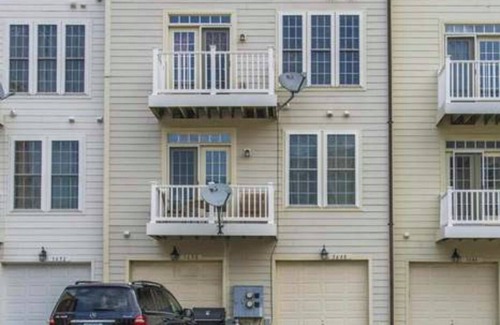 Urbana Condo | Open Floor Plan, Spa Tub, Chef’s Kitchen, King Bed,