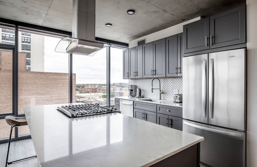 Lake View East Apartment | Open Lakeview 2BR w/Gym & Grills, nr Lakefront Trail, by Blueground