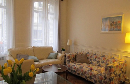 Vivienne Apartment | OPERA, LOUVRE, MONTMARTRE - TOURIST AREA-ELEVATOR - WIFI A/C 2 bedroom 2 bath