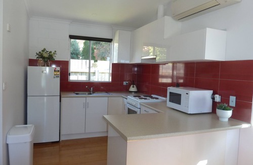 Bridport Apartment | Opposite Beaches - Short Walk to Shops & Eateries