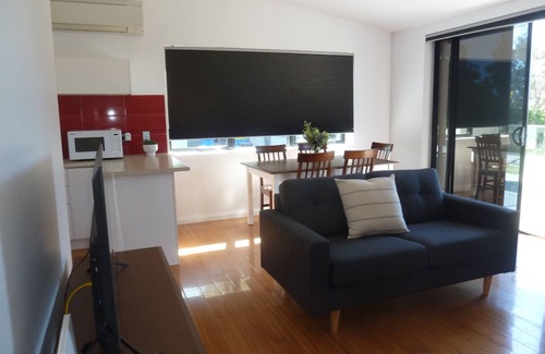 Bridport Apartment | Opposite Beaches - Short Walk to Shops & Eateries