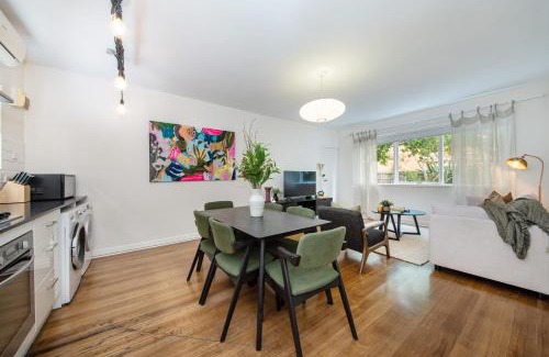 Elwood Apartment | Opposite Park - Nearby Beach