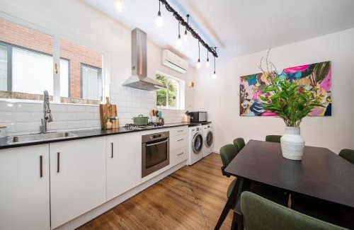 Elwood Apartment | Opposite Park - Nearby Beach