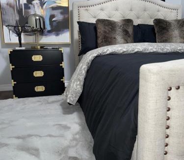 Lincoln Acres Apartment | Opulence & Cozy Comfort