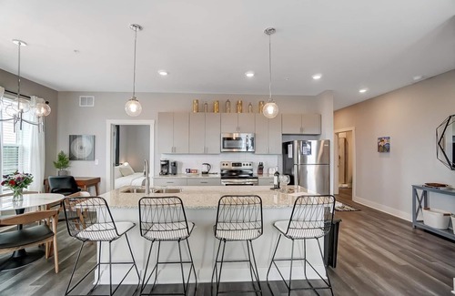 Columbus Apartment | Opulent Corner 2BR Near OSU w/Garage Parking!