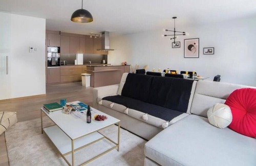 Ilot Sacre Apartment | Opulent Oasis: 2BR Luxury Apartment near Grand Place