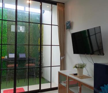 Dinoyo Villa | Orange house Villa