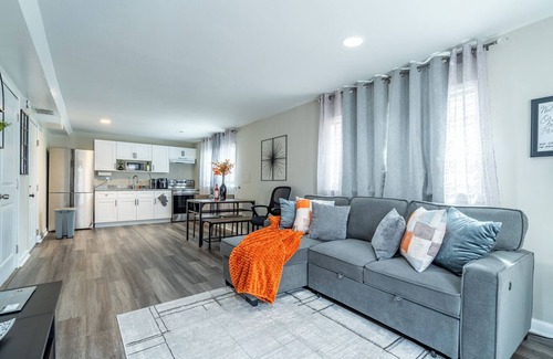 Sandtown Apartment | Orange Oasis Hideaway Suite spacious 1 bed retreat Atl airport and Everything!